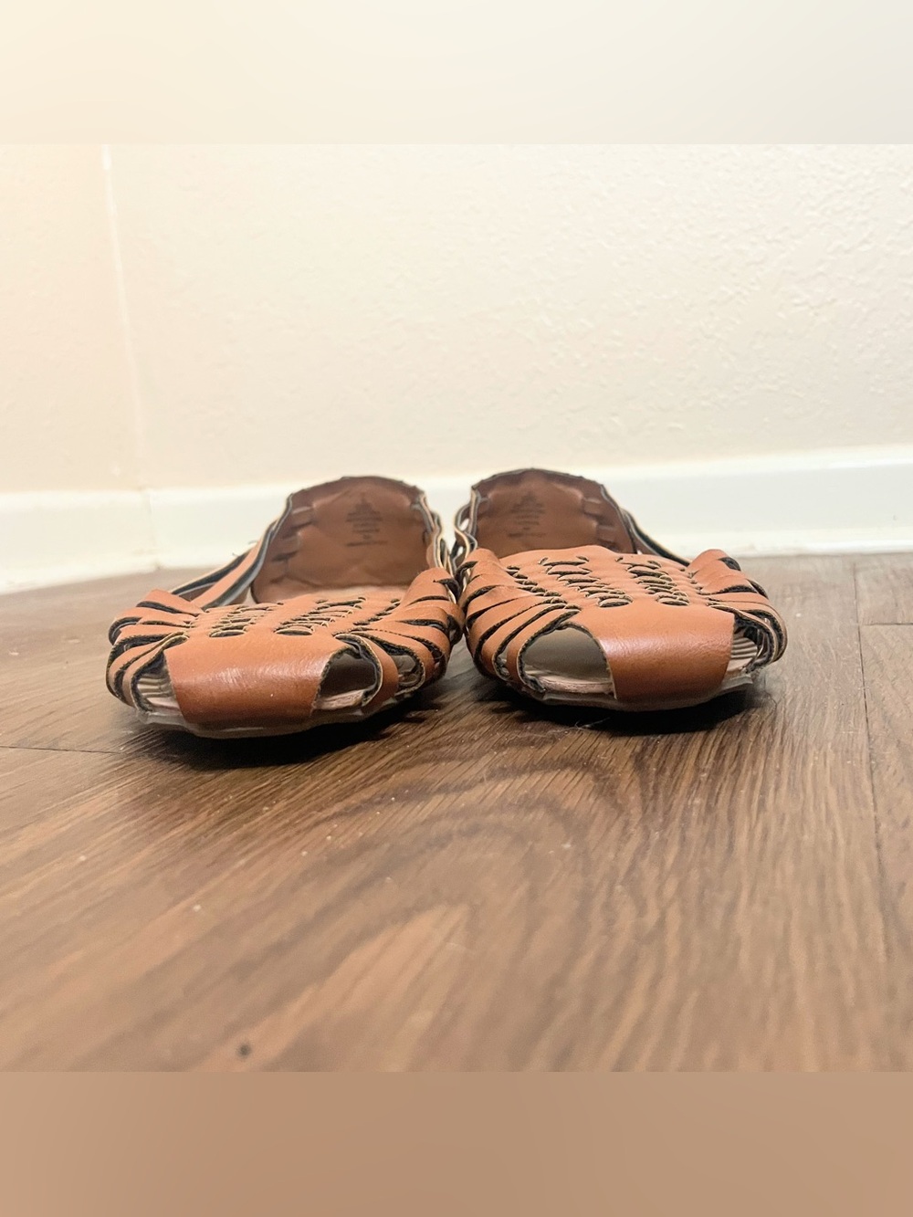 Old Navy Brown Woven Huarache Fisherman Flats Size 5 - Picture 5 of 9